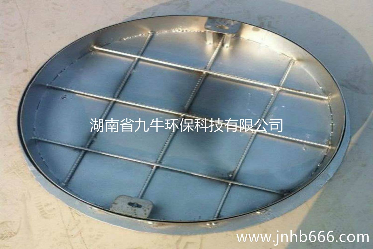 井蓋為何那么結實？滿大街的汽車都不會壓碎，原來是用的不銹鋼材質